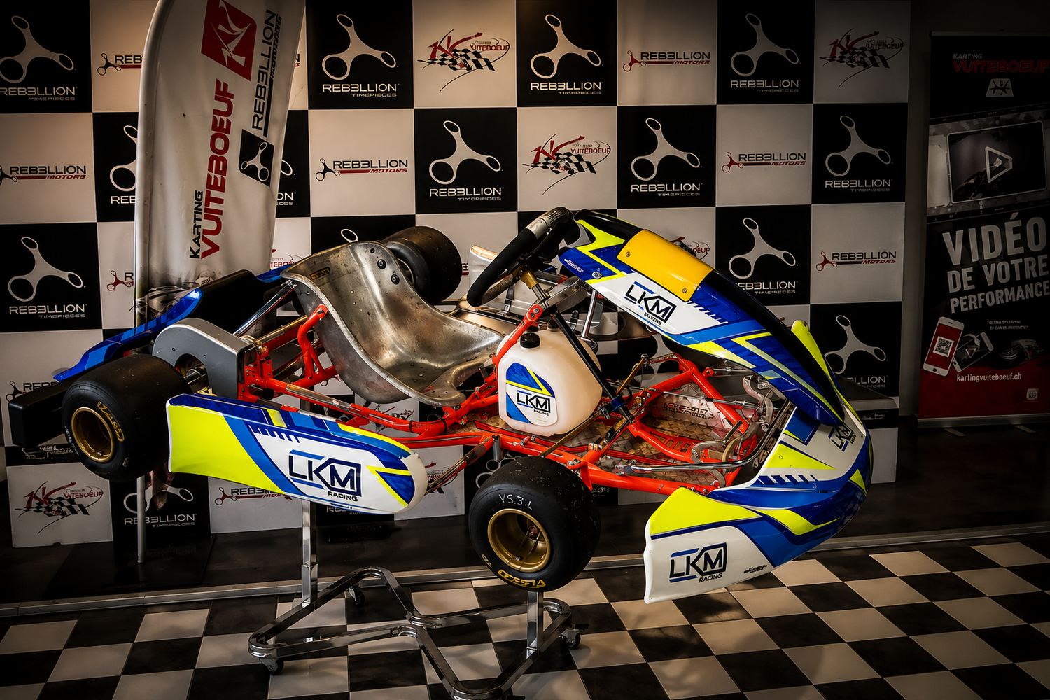 Kart de compétition LKM Racing exposé, châssis et carrosserie visibles