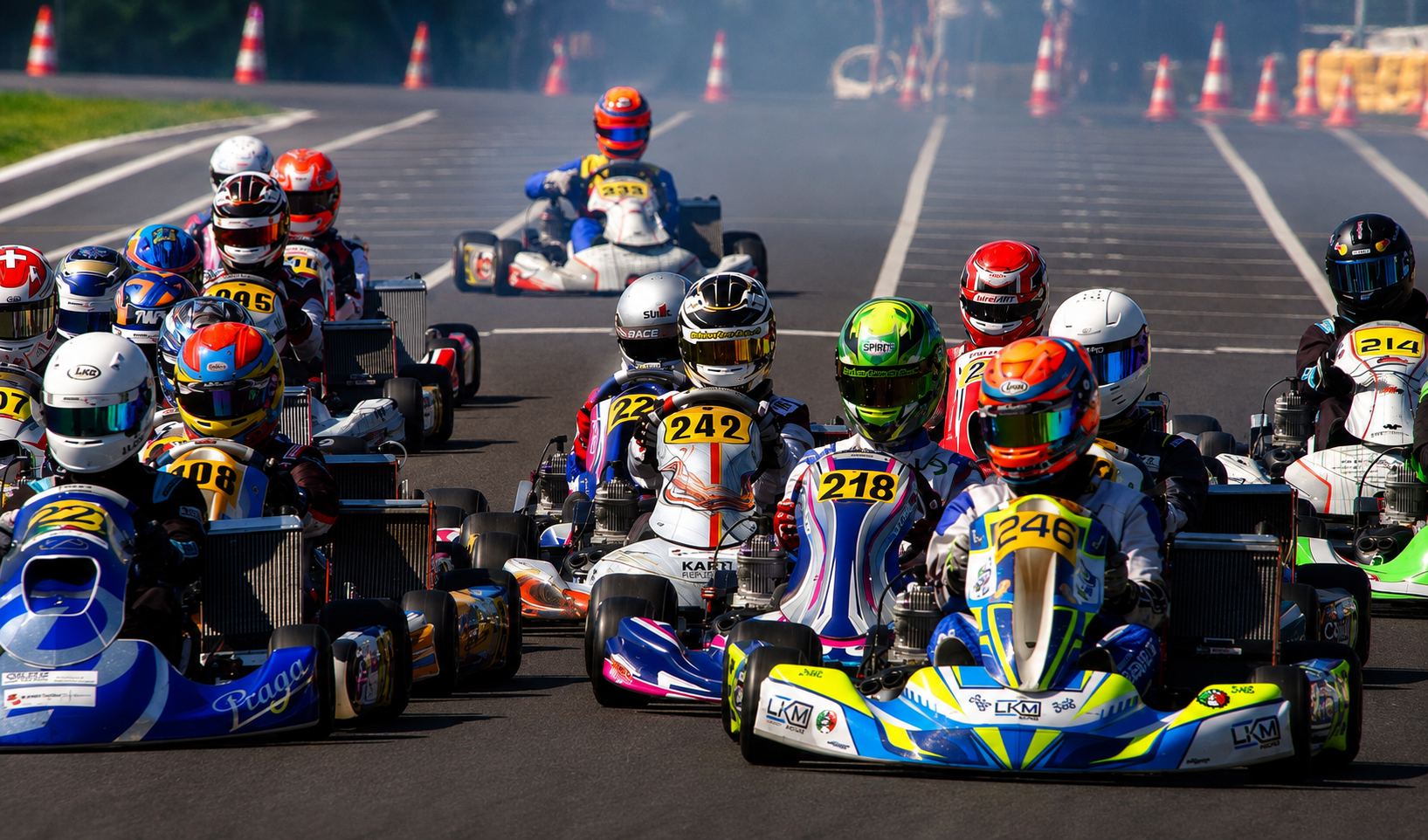 Peloton de karts en piste avec le kart LKM Racing n°246 au premier plan