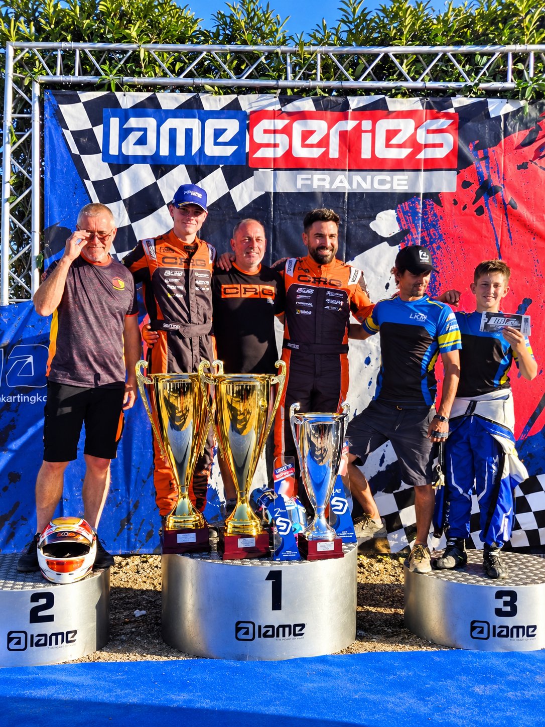 Équipe et pilotes LKM Racing avec les trophées après les IAME Series France