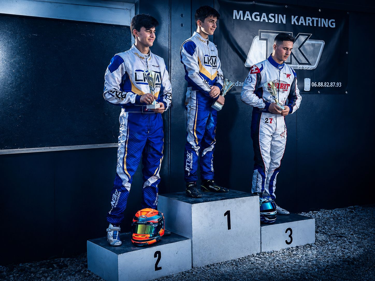 Pilotes LKM Racing sur le podium, première et troisième place
