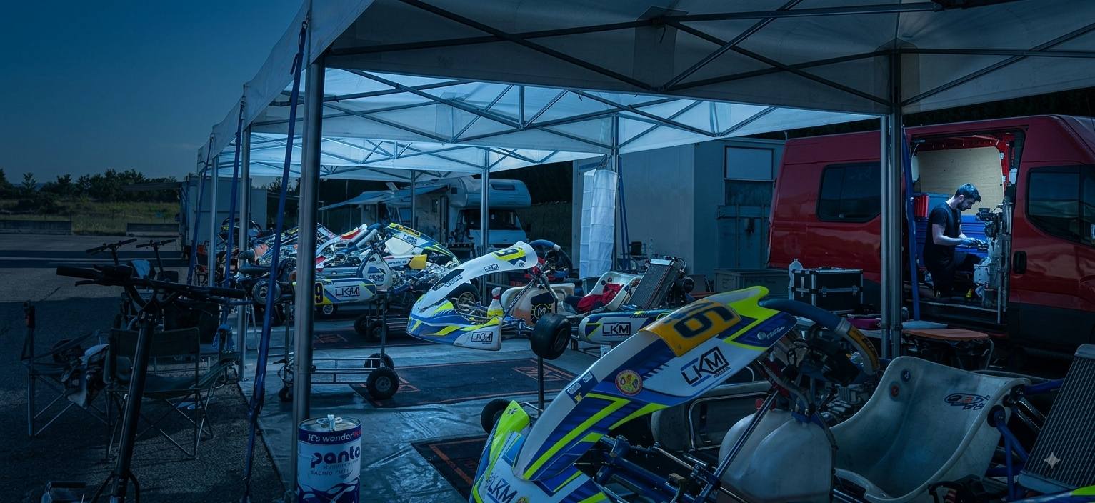 Paddock et ateliers LKM Racing sous les tentes, karts prêts avant une course