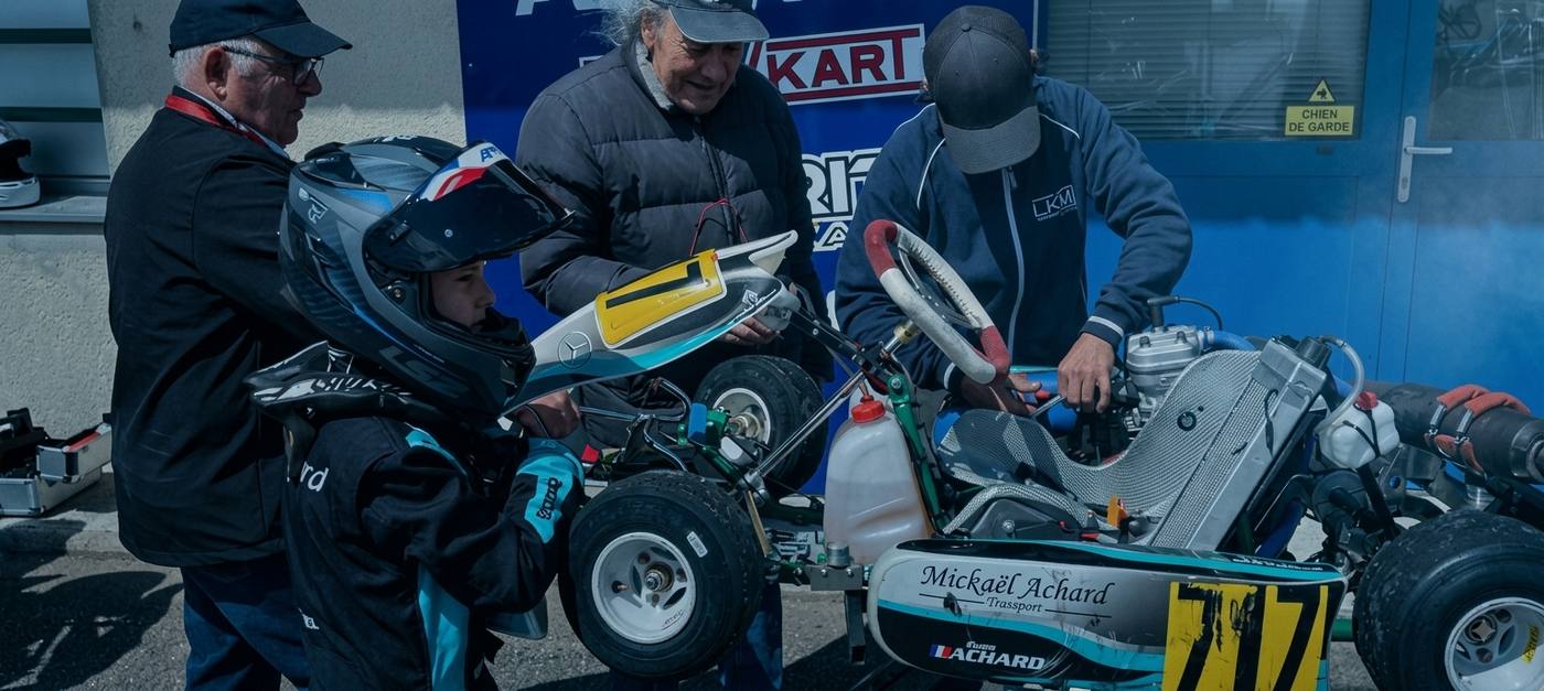 Mécaniciens et pilote LKM Racing préparant un kart avant une course